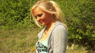 tenåring blonde fersk morsomt amatør hvit utendørs virkelighet tease naturlig