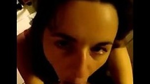 brunette babe pijpen cumshot amateur gezichtspunt